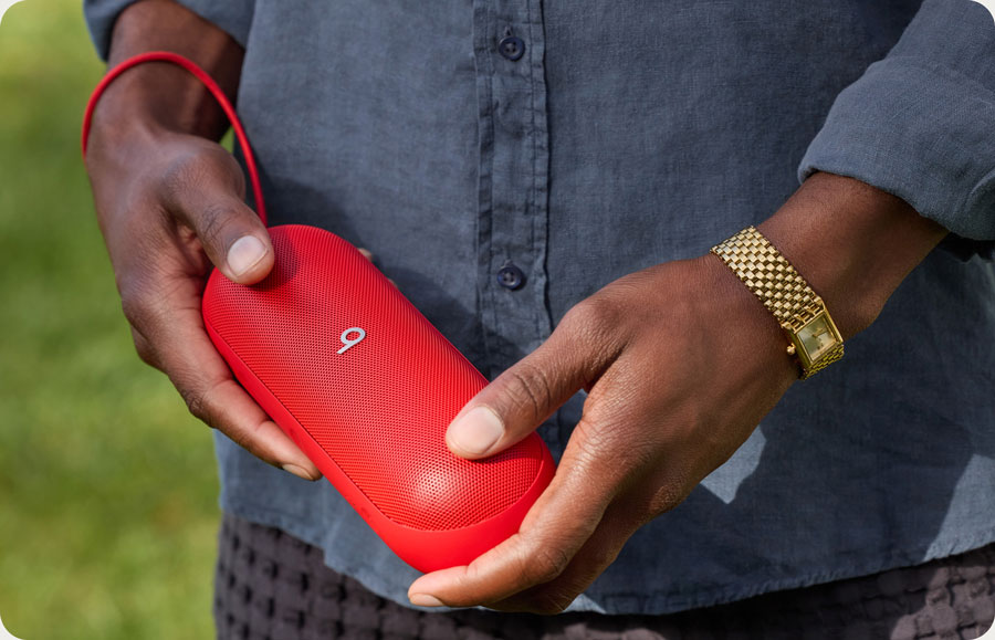 模特手握 Beats Pill 的图片